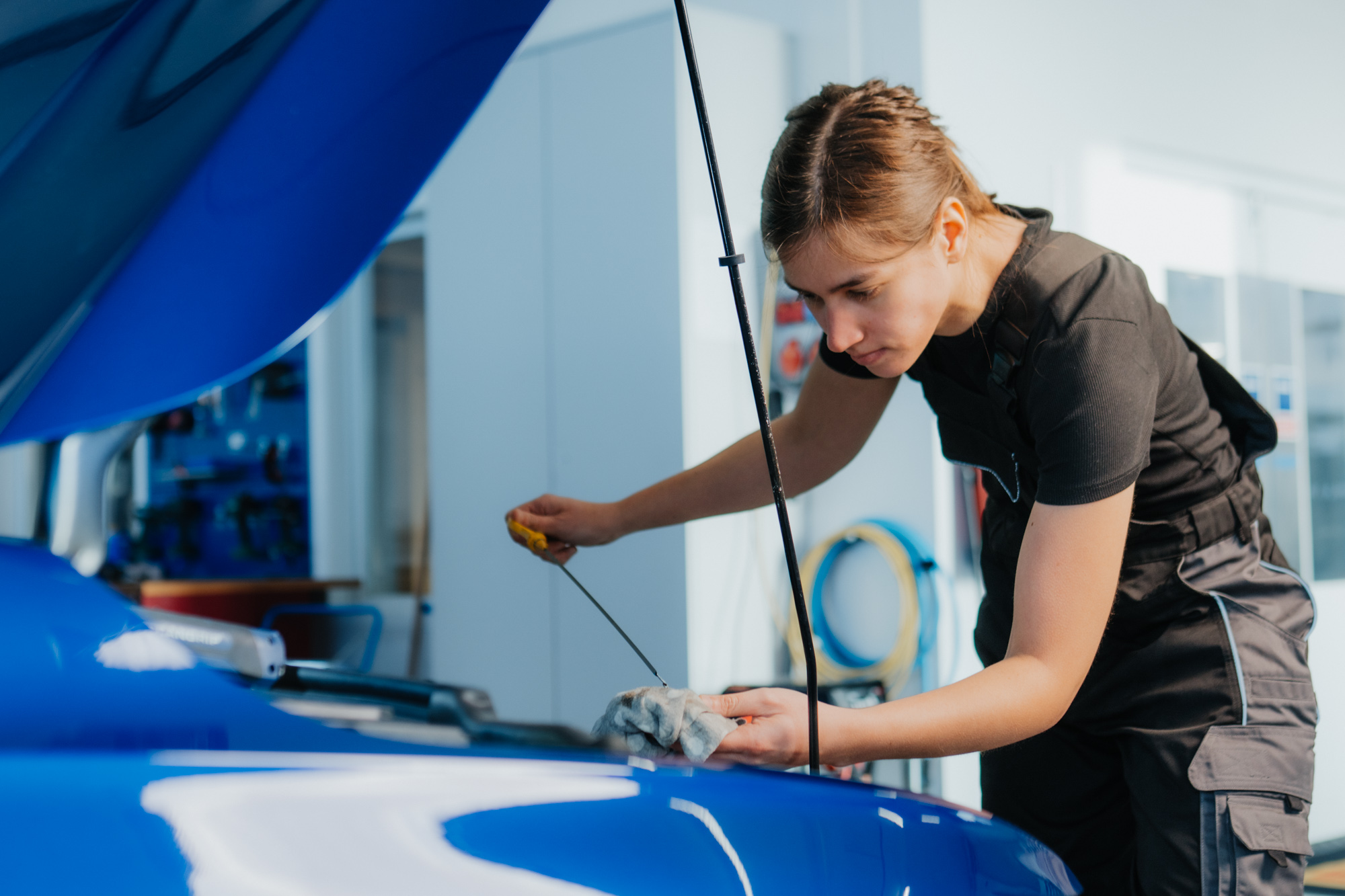 Garagistin am pr&uuml;fen des &Ouml;l-Standes