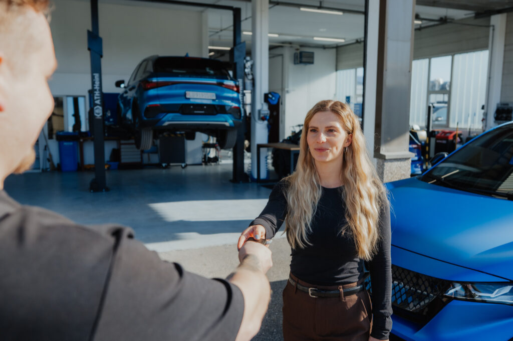 Handsch&uuml;tteln vor der Werkstatt