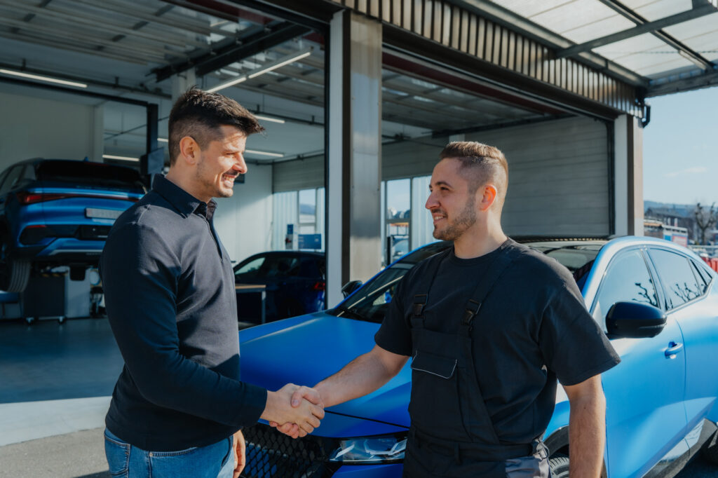 Handshake vor der Autowerkstatt