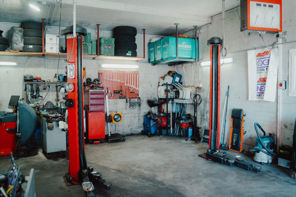 Garage des Cheseaux S&agrave;rl, Montalchez (NE), Garage in der N&auml;he, Autowerkstatt von innen